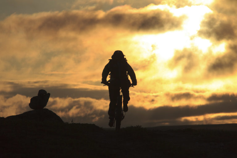 Sykling på Finnmarksvidda. Foto: GLØD Explorer