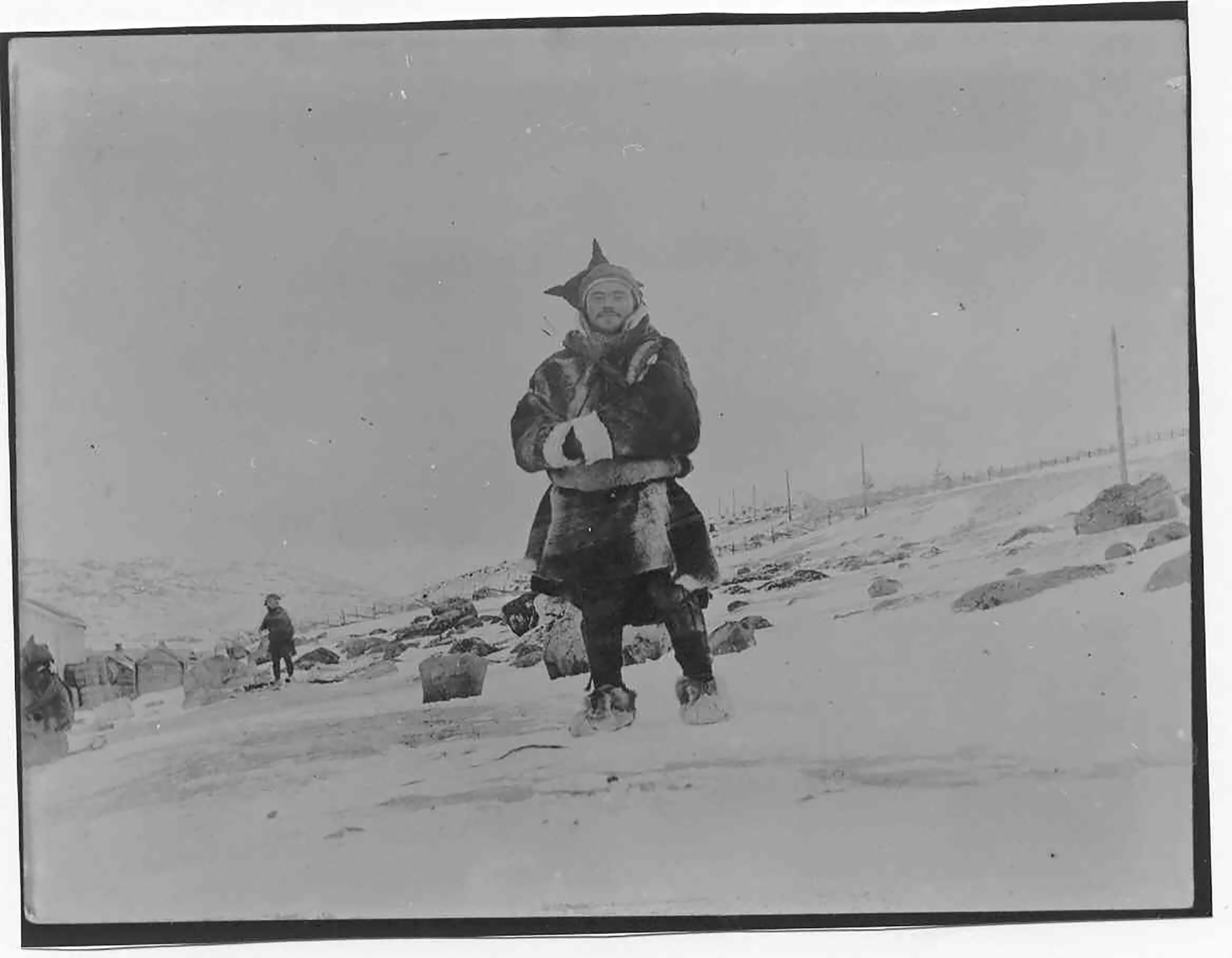 Tre samiske menn på Bossekopmarkedet. Bildet er levert av Verdensarvsenter for bergkunst - Alta Museum. Fotograf: Olmar Egenæs