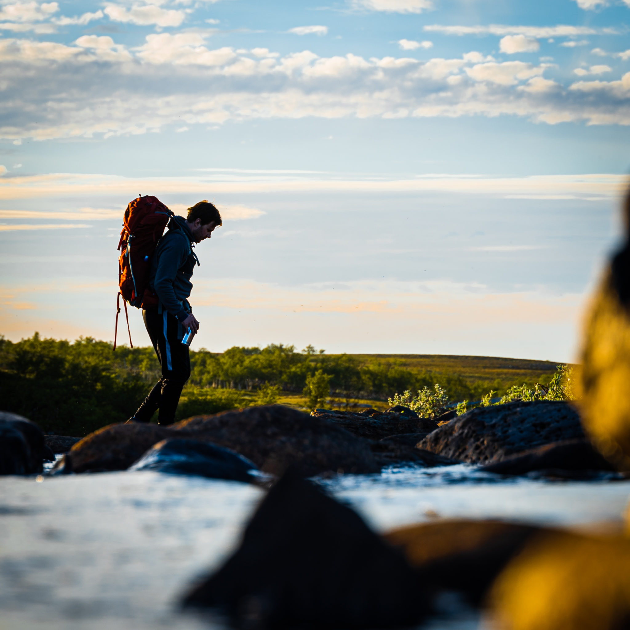 Hiking er en flott måte å oppleve Finnmarksvidda på. Foto: Karianne Engelien-Anti/Visit Alta