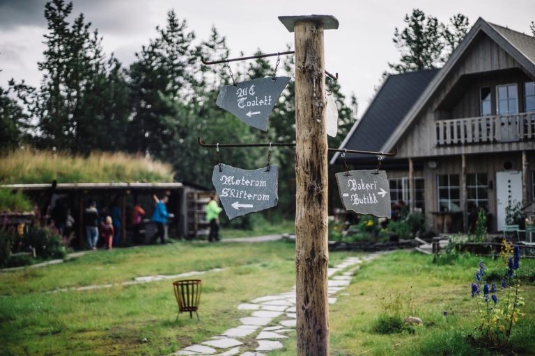 Det hjemmekoselige tunet hos Trasti og Trine. Foto: Trasti og Trine