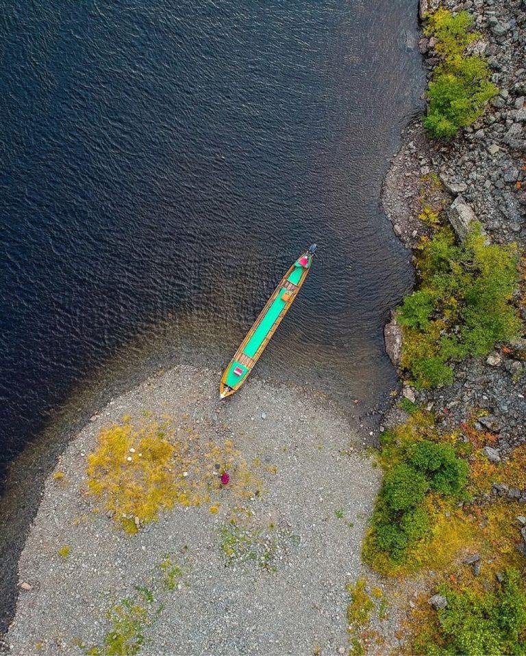 Elvebåt er den tradisjonelle måten å ferdes på i elva. Noen av fiskeplassene er kun tilgjengelig med elvebåt. Foto: Sorrisniva