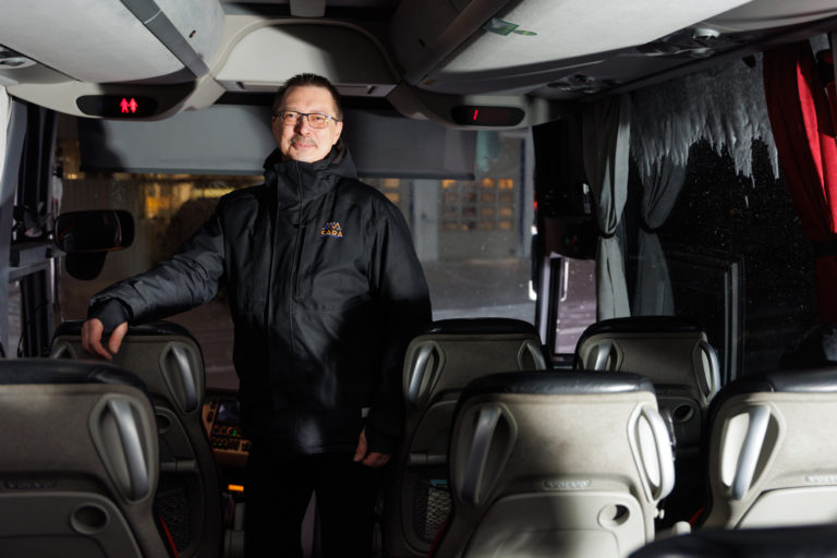 We have experienced drivers who prioritize safety. One of our regular drivers: Arnt Larsen. Photo: Danil Røkke