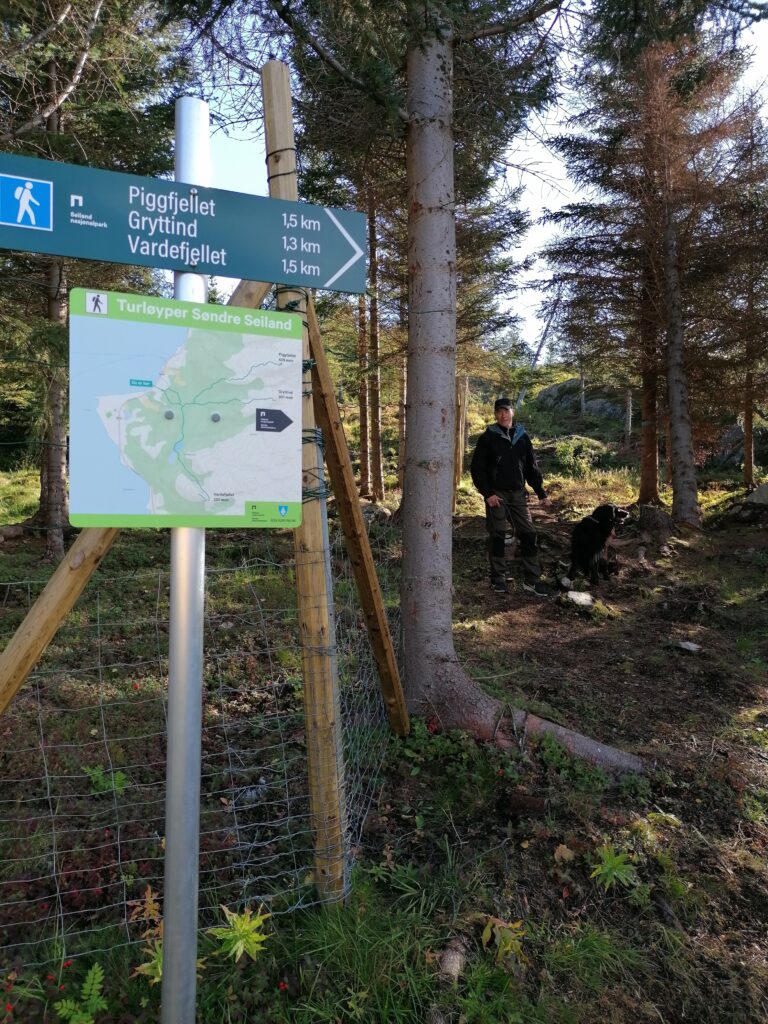 3 merkede stier bak Seiland House