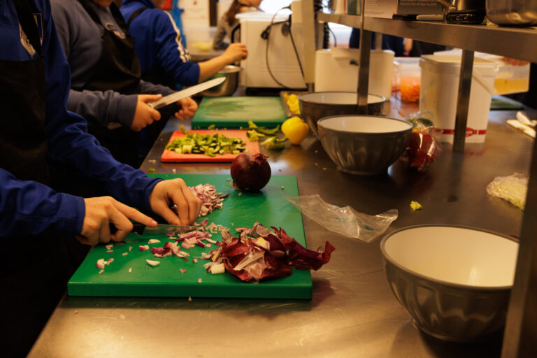 Students working with Sami Siida. Photo: Dánil Røkke