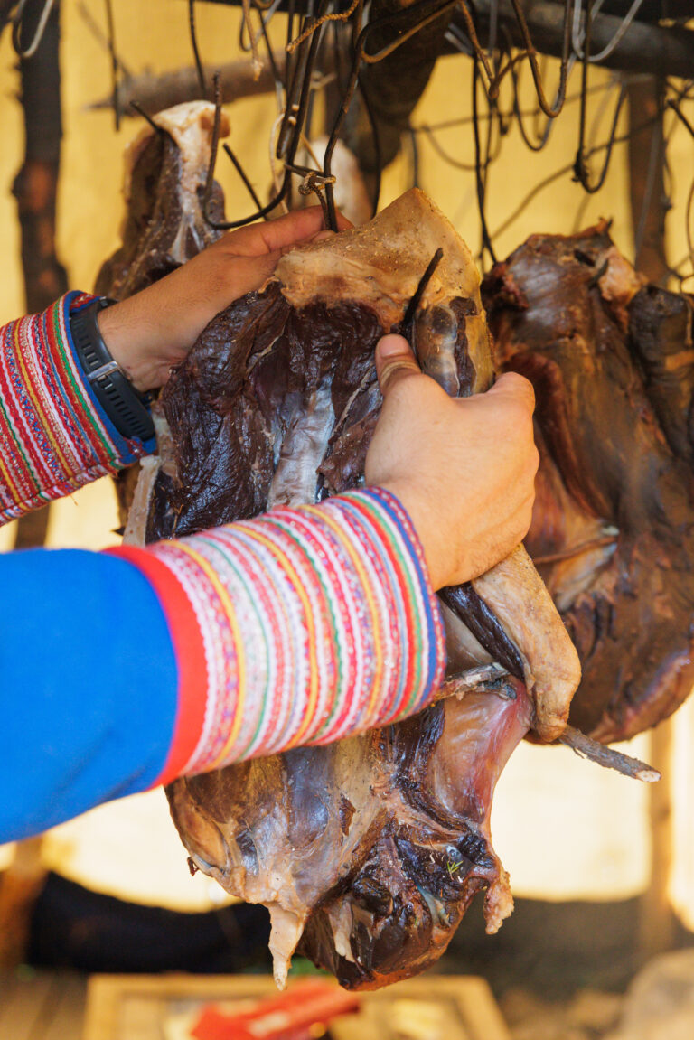Meat ready to be smoked. Photo: Dánil Røkke