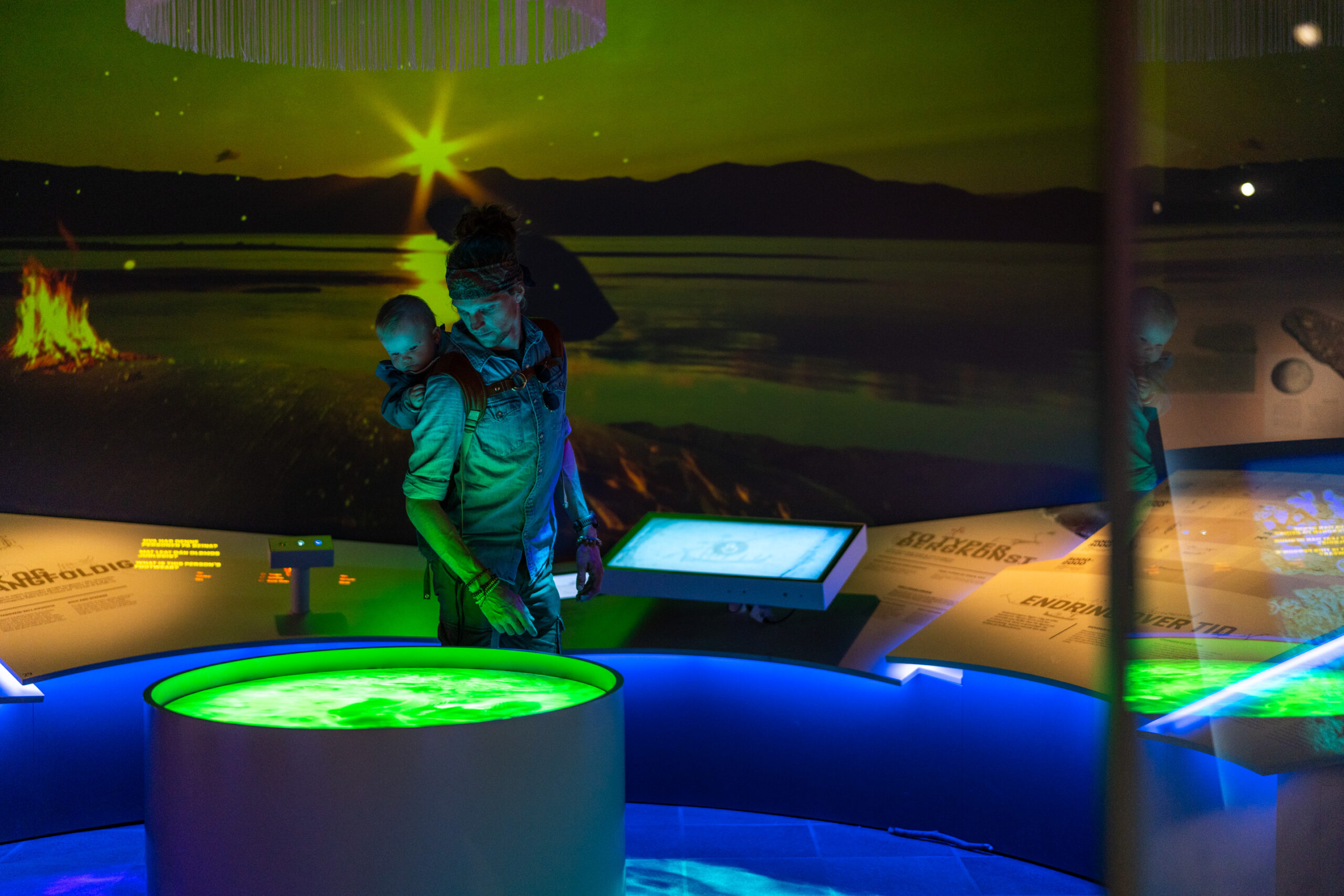 En famile ser på utstilling inne på museum