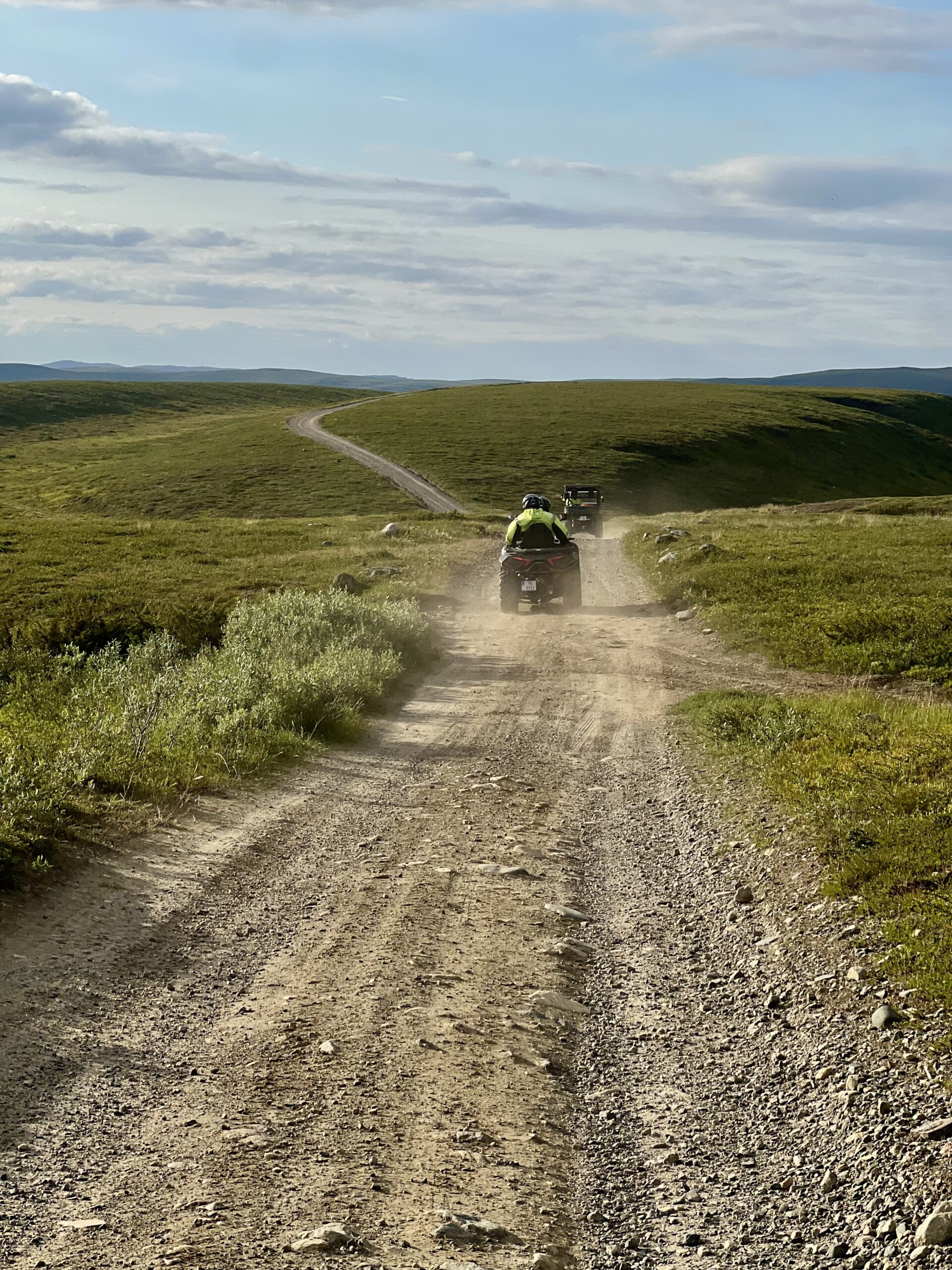 to atv'er kjører innover finnmarksvidda
