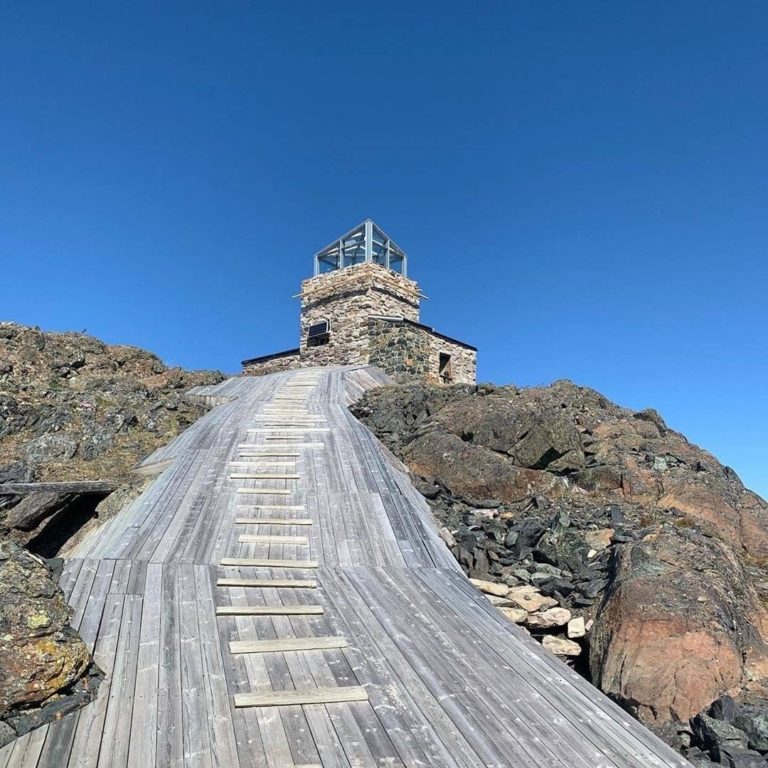 The old observation building at the top. Photo: @lovgrenerik