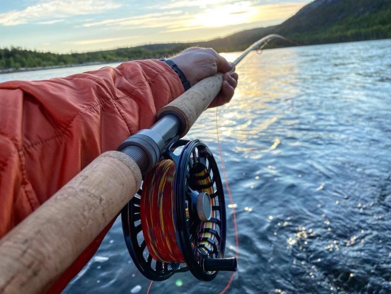 Until St. Hans, there is folk fishing in the river, while from June 24 you must be the lucky holder of a fishing license to fish in the Alta River. Photo: @ daniel.phillips