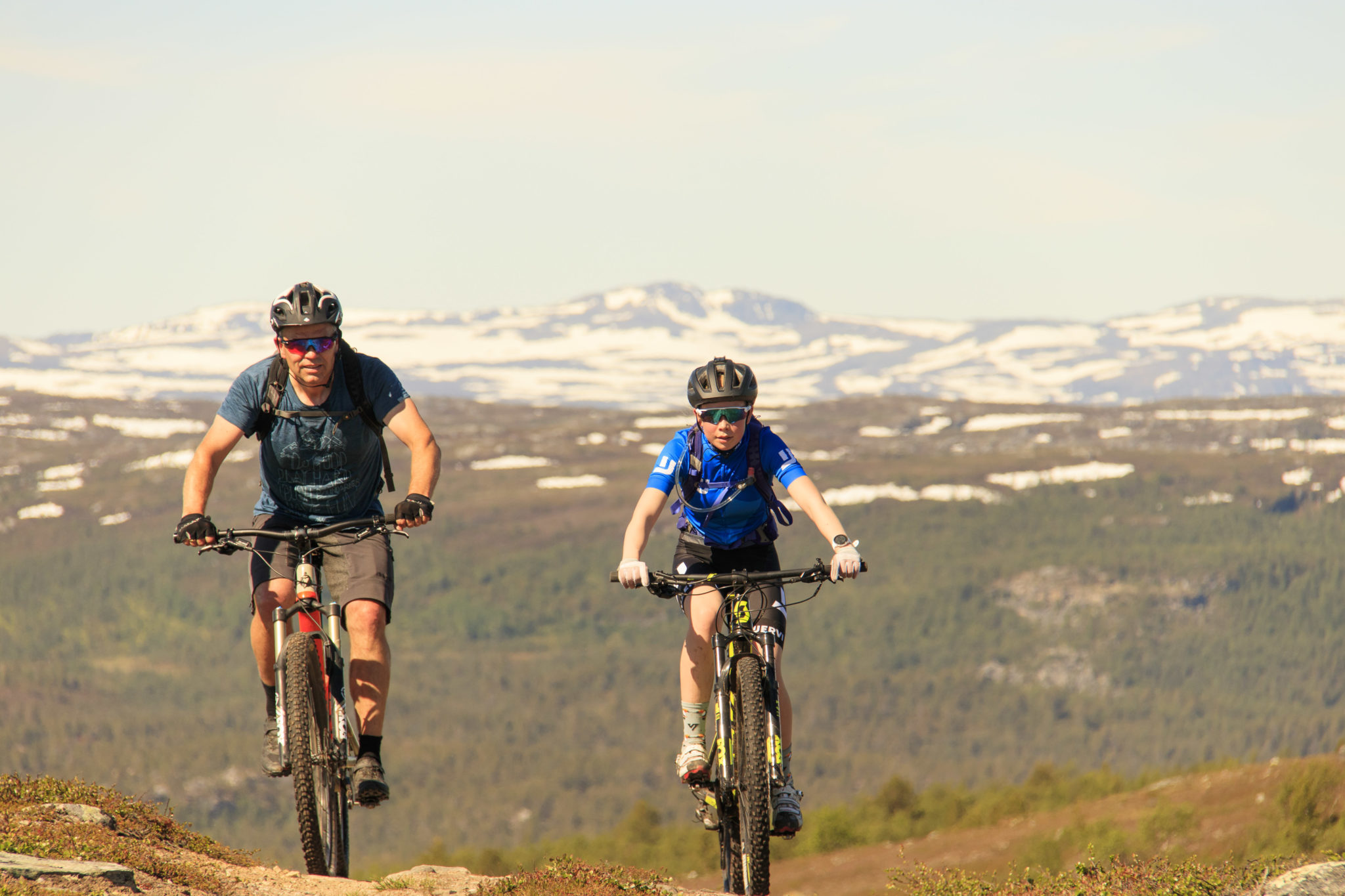 Ivrige syklister over Finnmarksvidda. Foto: Jon Vidar Bull