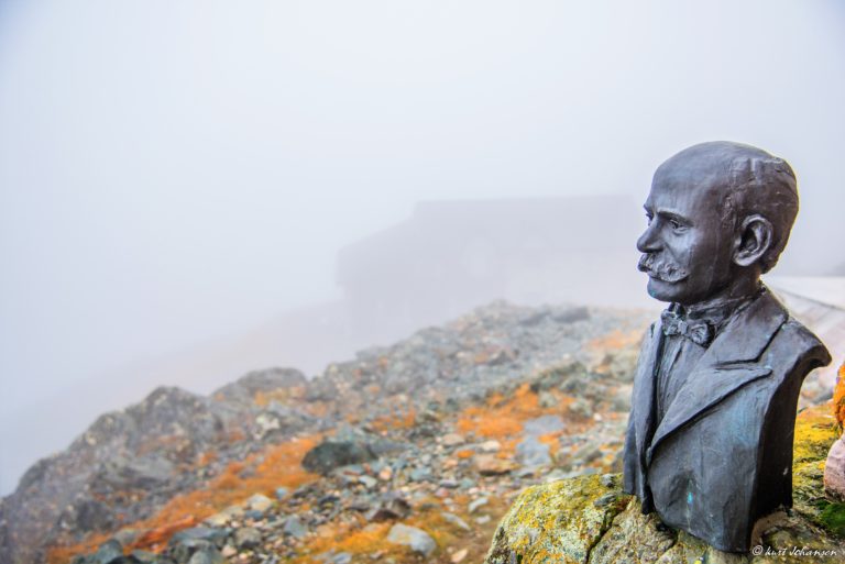 At the top is a bust of Kristian Birkeland, who initiated the Northern Lights research at Haldde. Photo: Kurt Johansen / Alta kommune