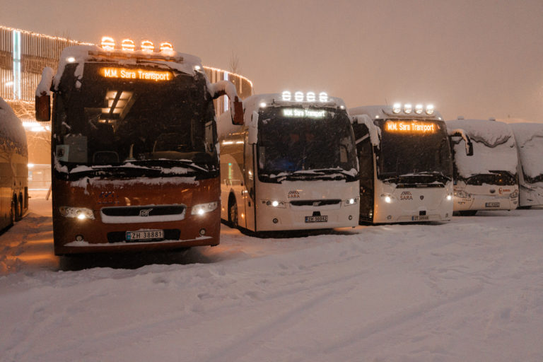 M.M. Sara Transport AS har kun busser med godkjente miljøkrav og godt utrustet. Vi tar miljø og sikkerhet på alvor. Foto: Danil Røkke